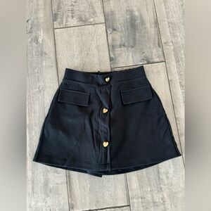 NWT Zara Girls Skort with Gold Medal Heart Buttons. Black in Size 10 kids.